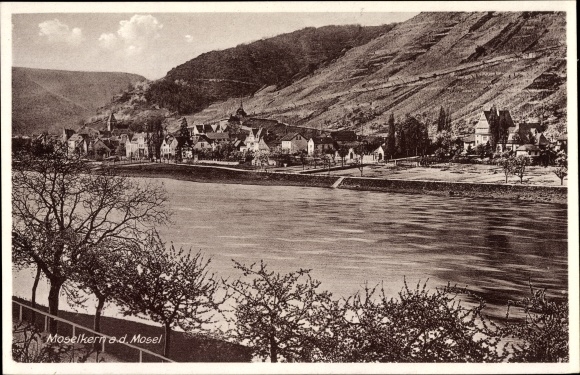 Ak Moselkern an der Mosel, Uferpartie, Kirche und Wohnhäuser am Hang