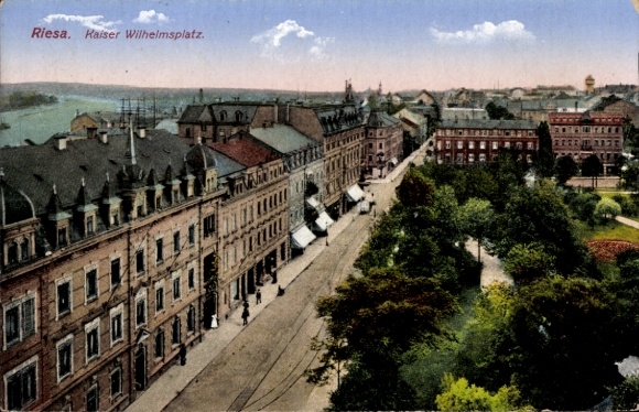 Ak Riesa an der Elbe Sachsen, Kaiser Wilhelmsplatz,  Architektur, Grünflächen, Menschen auf der S