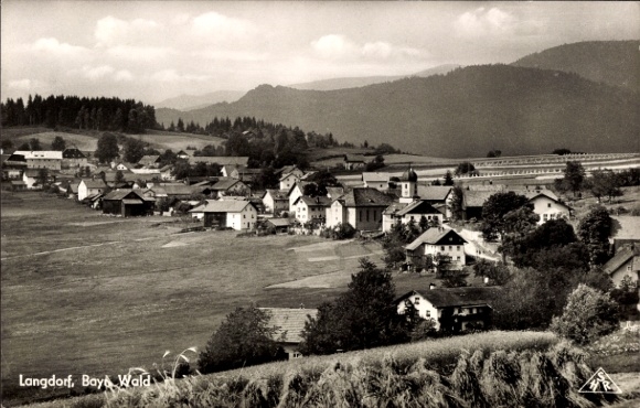 Ak Langdorf Beierse Woud Neder-Beieren, Bay Forest, rustig landelijk landschap, beboste heuvels