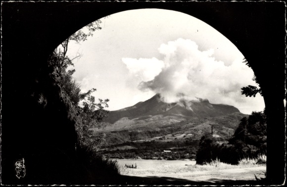 Postcard Saint Pierre Martinique, Mount Pelee seen through the Tunnel du Corbet