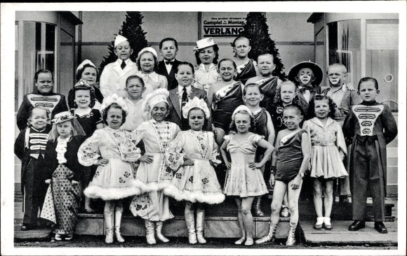 Postcard CH Schäfers Circus Stadt Liliput, costumes, group photo, midgets
