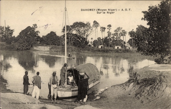 Ak Dahomey Benin, Boot auf dem Niger, Männer am Ufer, grüne Umgebung, historische Ansicht