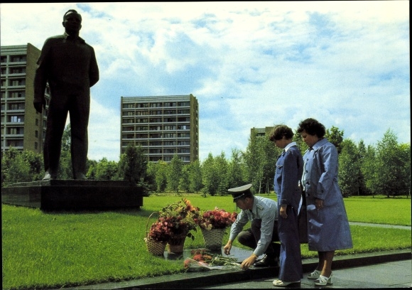 Postcard Kosmosflug USSR DDR, Sigmund Jähn with wife and daughter, Gagarin monument Swjosdny Gorodok