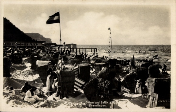 Ak Ostseebad Sellin op Rügen, Ostseebad Sellin, strand met strandstoelen, zee, vlag