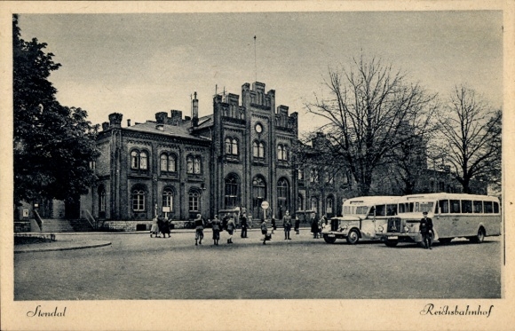 Ak Stendal in der Altmark, Reichsbahnhof, Busse