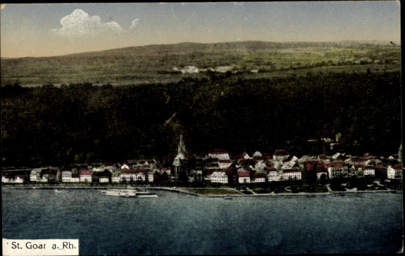 KP St. Goar am Rhein, widok na St. Goar, front domu, rzeka, góry w tle, chmury