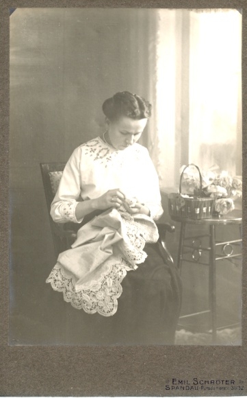 Cabinet Photo Berlin, Embroidering Woman, portrait