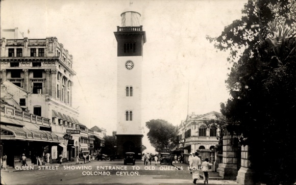 Ak Colombo Ceylon Sri Lanka, Queen Street met de ingang van Queen's House, vuurtoren