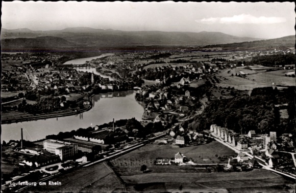 Ak Laufenburg am Hochrhein, Luftaufnahme, Rhein, grüne Landschaft,  Gebäude