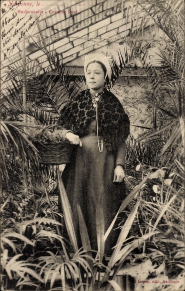Postcard Narbonne Aude, A young woman stands in a greenhouse.