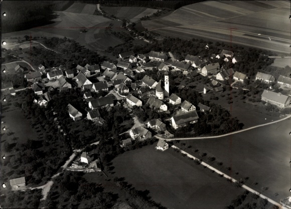 Ak Reichenbach in der Oberlausitz,  ein Dorf mit Kirche, umgeben von Feldern und Hügeln.