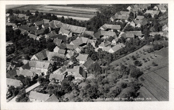 Ak Muckenschopf Lichtenau in Baden, Luftaufnahme, viele Dächer, ländliche Umgebung, Flugzeug Sich