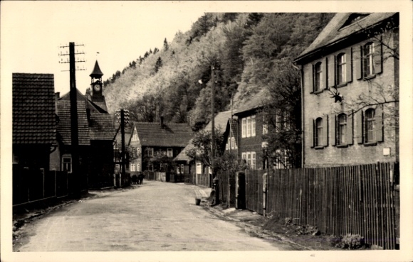 Ak Kurort Hartha Hintergersdorf Tharandt im Erzgebirge, Dorfstraße, alte Gebäude, Kirche mit Uhrt