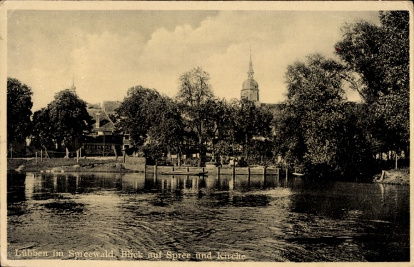 Ak Lübben im Spreewald, Blick auf die Spree, Kirche im Hintergrund, idyllische Landschaft,  Archi