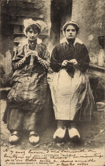 Postcard Auvergne, women in traditional costume