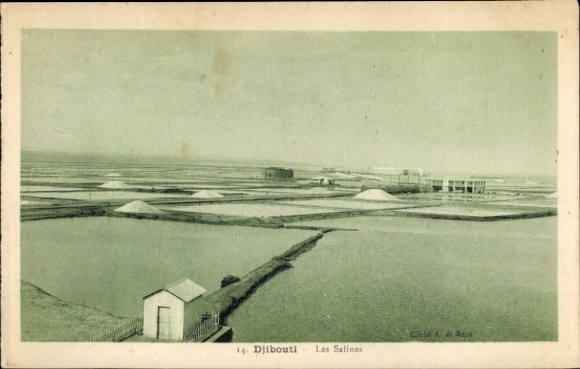 Ak Djibouti Dschibuti, Salinenlandschaft, Wasserflächen, Gebäude im Hintergrund, weite Aussicht
