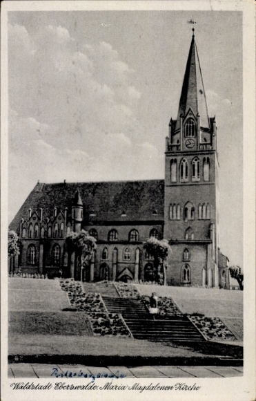 Ak Eberswalde, Blick auf die Maria Magdalenen Kirche, Frau auf der Treppe