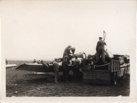 Photo military aircraft, refueling an aircraft in the air