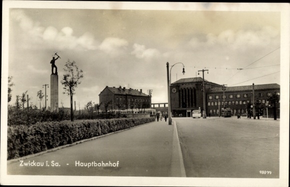 Postcard Zwickau in Saxony, main station, monument