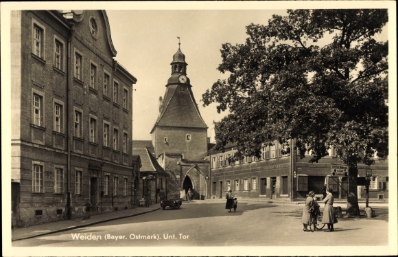 Ak Weiden in der Oberpfalz Bayern, Unteres Tor, Straßenpartie, Passanten