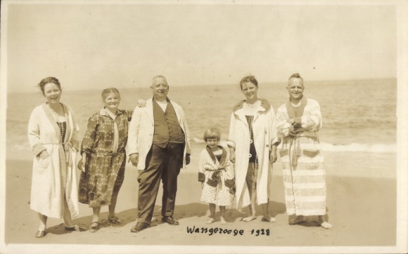 Photo Postcard North Sea resort Wangerooge, bathers on the beach, group photo 1928, bathrobes