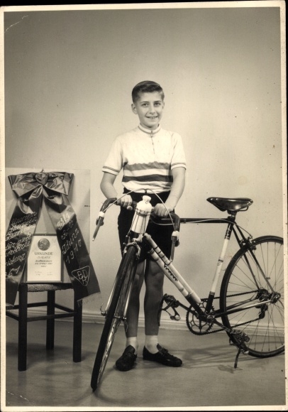 Photo Berlin Schöneberger Radfahr Verein Iduna 1910, 5th place 1961, boy with racing bike