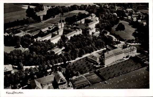 KP Kaufbeuren nad rzeką Wertach w Szwabii, widok z lotu ptaka na budynek, zielony krajobraz