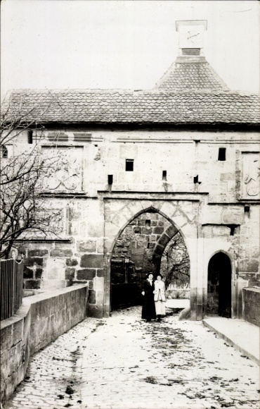 foto Ak Cadolzburg in Midden-Franken, buitenburcht, twee vrouwen voor het portaal