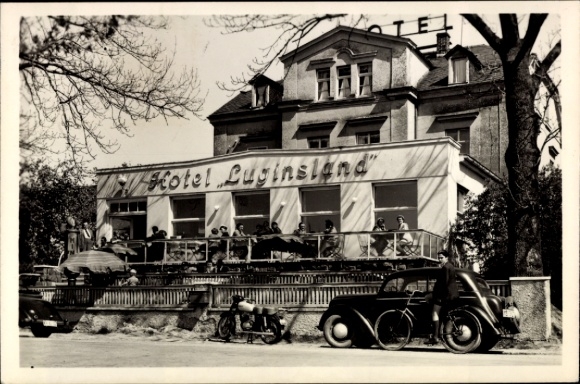 Ak Heinrichsruh Schleiz im Vogtland Thüringen, Hotel Luginsland, Terrasse mit Gästen, Motorräder,