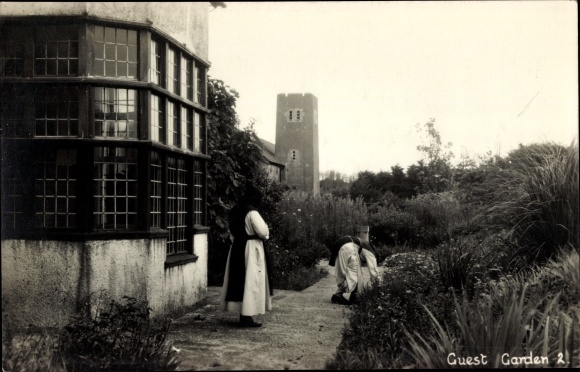 Photo Postcard Great Britain ?, garden, monastery