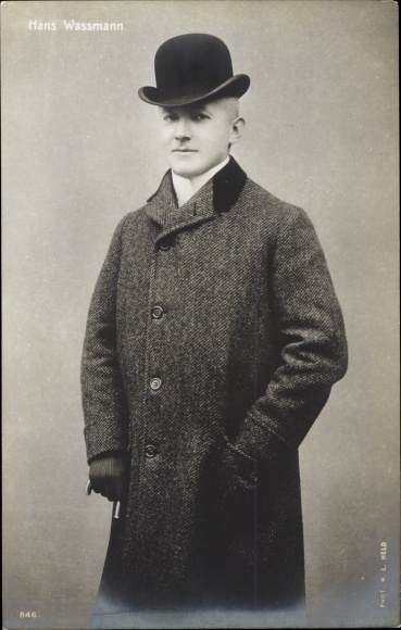 Postcard Actor Hans Wassmann, portrait in coat with bowler hat