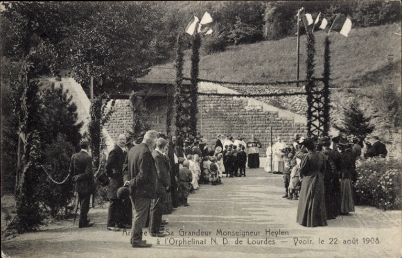 CPA Yvoir Wallonie Namur, Ankunft Seiner Hoheit Monsignore Heylen im Waisenhaus