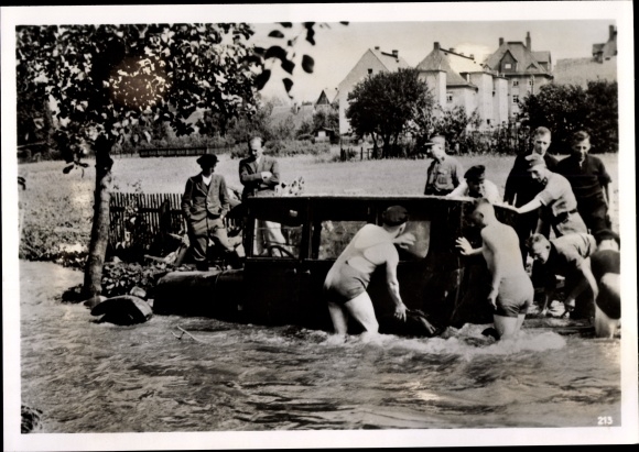Foto Heinrich Hoffmann, Männer versuchen Auto aus Hochwasser zu befreien 1939