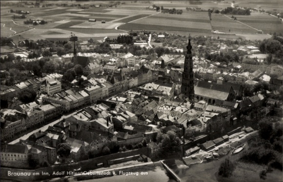 Ak Braunau am Inn Oberösterreich, Luftaufnahme von  Adolf Hitlers Geburtsstadt