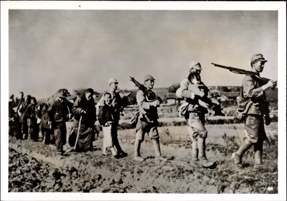 Photo H. Hoffmann, Japanese soldiers with Chinese refugees, March 1939