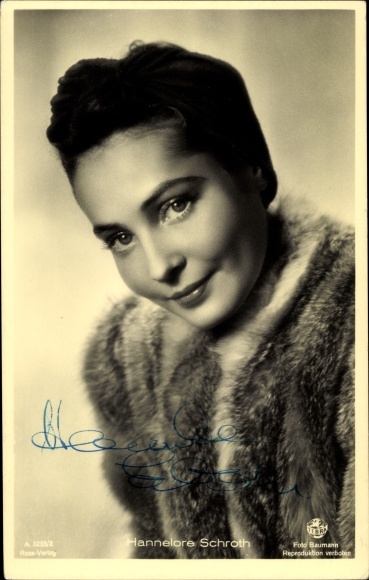 Postcard actress Hannelore Schroth, portrait, fur, autograph