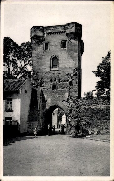 Ak Tongeren Tongeren Vlaanderen Limburg, toreningang, muur, mensen, bomen