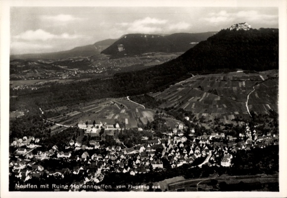Ak Neuffen in Württemberg, Luftaufnahme von  Ruine Hohenneuffen sichtbar, Landschaft und Häuser