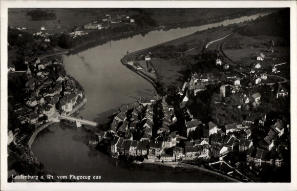 Ak Laufenburg am Hochrhein, Flugaufnahme von  Rhein, Landschaft, Architektur, Fluss