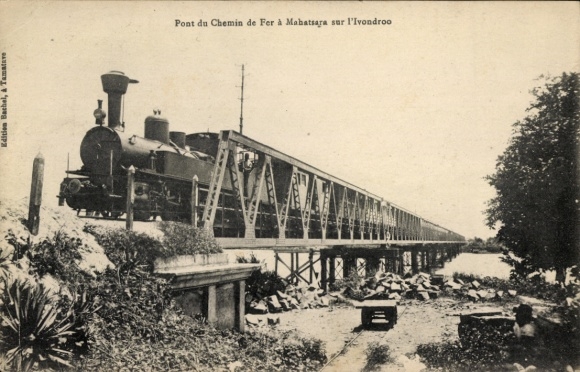 Ak Madagascar, spoorbrug in Mabatsara over de Ivondroo, stoomlocomotief