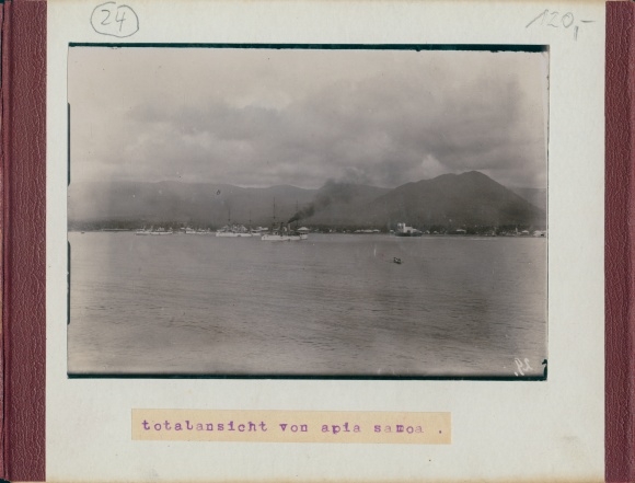 Photo China, Boxer Rebellion, around 1900, Chinese priests, back: Apia Samoa