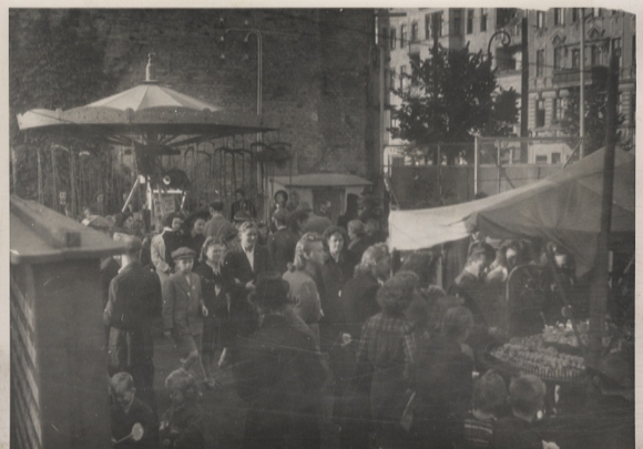 Original Foto Berlin-Wedding, Müllerstraße, Rummel, um 1946, ca. 13 x 18 cm