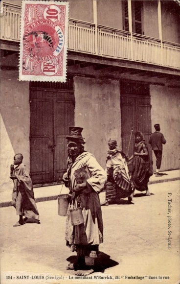 CPA Saint Louis Sénégal, Le mendiant M'Barrick, dit Emballage dans la rue