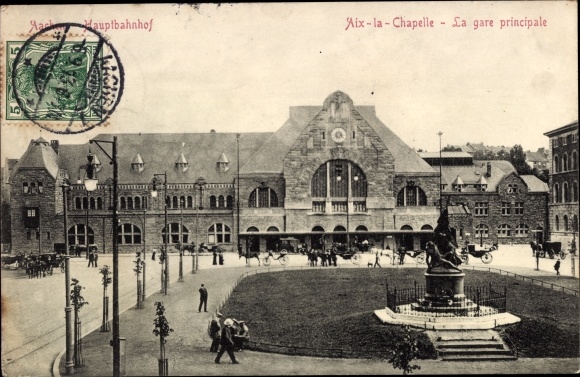 Ak Aachen in Nordrhein Westfalen, Blick auf den Bahnhof, Straßenseite, Denkmal