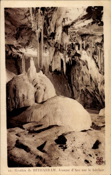 Ak Bétharram Pyrénées-Atlantiques, Grottes de Bétharram, Grotten van Jeanne d'Arc op de Boomstam