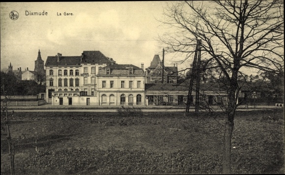 Postcard Diksmuide Dixmude West Flanders, La Gare, view of the train station, hotel