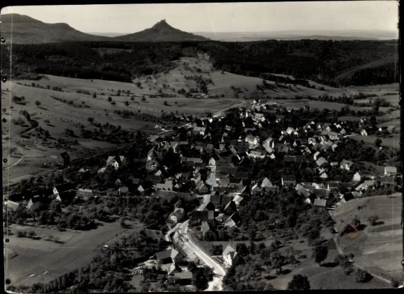 Ak Jungingen Baden Württemberg, Blick auf Jungingen mit dem Hohenstaufen im Hintergrund.