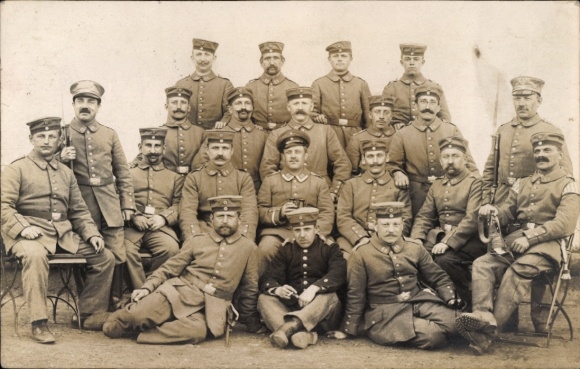 Photo Postcard Glückstadt on the Elbe, German soldiers in uniform, group photo