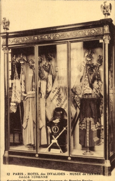 Ak Paris VII, Vitrine mit n Fahnen, Museum,  Hotel des Invalides