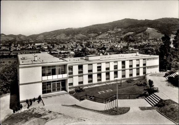Ak Oberkirch im Renchtal Baden, Modernes Gebäude, umgeben von Bergen und Bäumen, schwarz-weiß, 